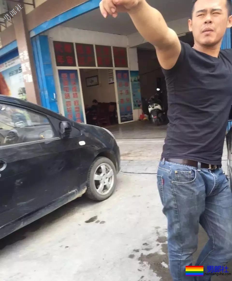 回镇上洗车偶遇壮汉洗车工穿上紧身的牛仔裤，这裤裆真的太挺 - 51虹马