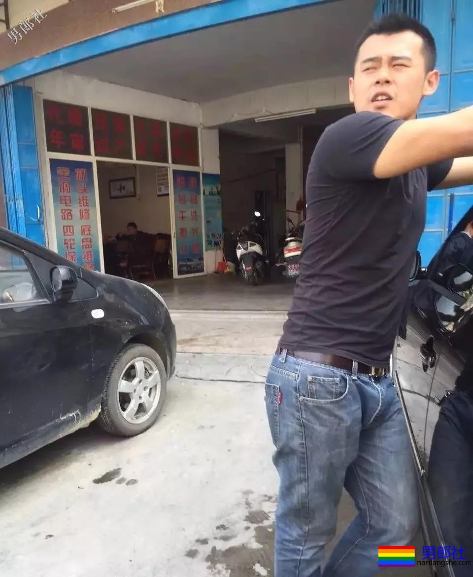回镇上洗车偶遇壮汉洗车工穿上紧身的牛仔裤，这裤裆真的太挺 - 51虹马