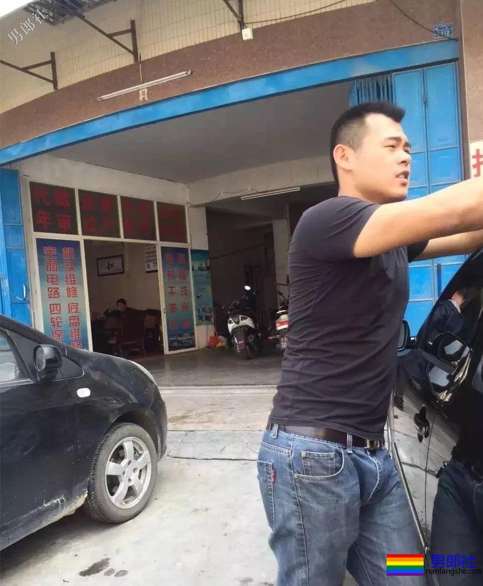 回镇上洗车偶遇壮汉洗车工穿上紧身的牛仔裤，这裤裆真的太挺 - 51虹马