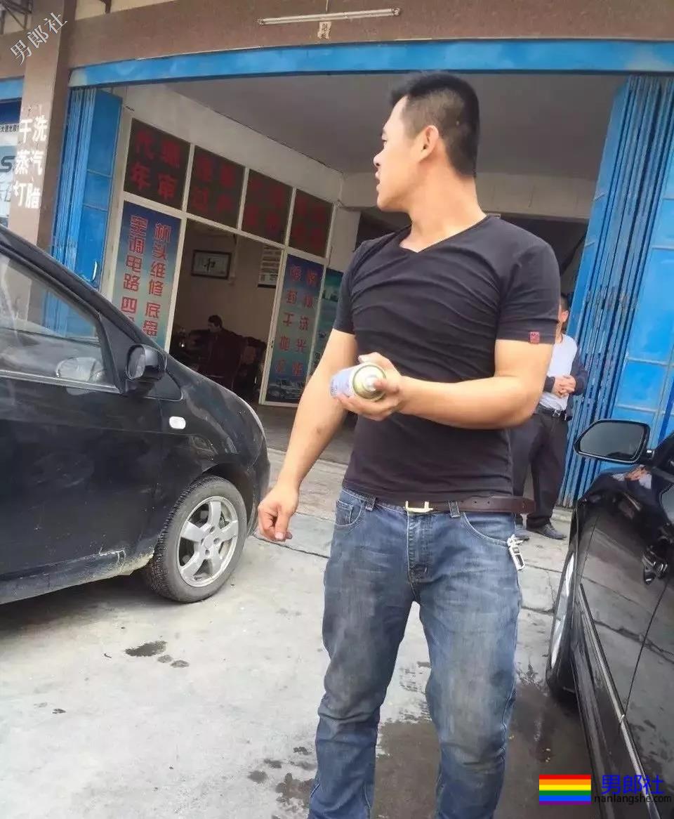 回镇上洗车偶遇壮汉洗车工穿上紧身的牛仔裤，这裤裆真的太挺 - 51虹马