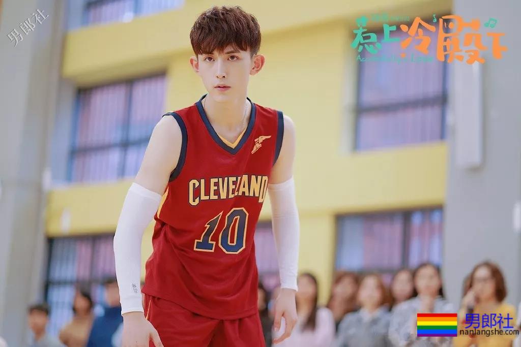 与于朦胧吻戏燃爆网络！嫩得能掐出水的奶帅少年，帅到我了！ - 51虹马