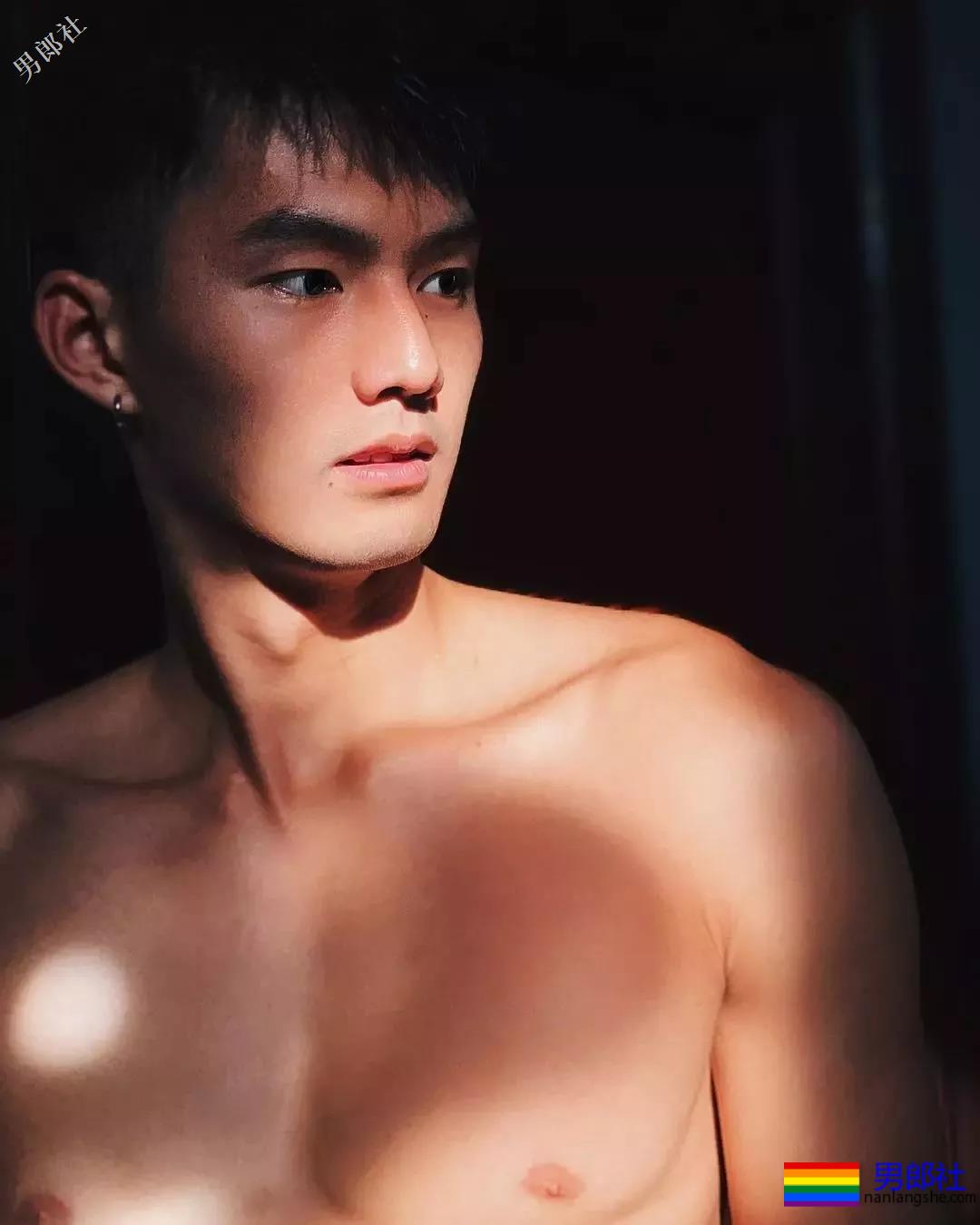 184体育生神似宁泽涛，腱子肉大长腿紧身裤，还是那个味！-51虹马