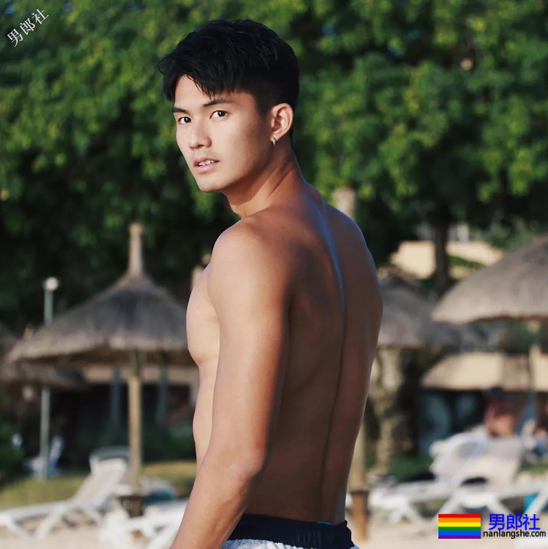 184体育生神似宁泽涛，腱子肉大长腿紧身裤，还是那个味！ - 51虹马