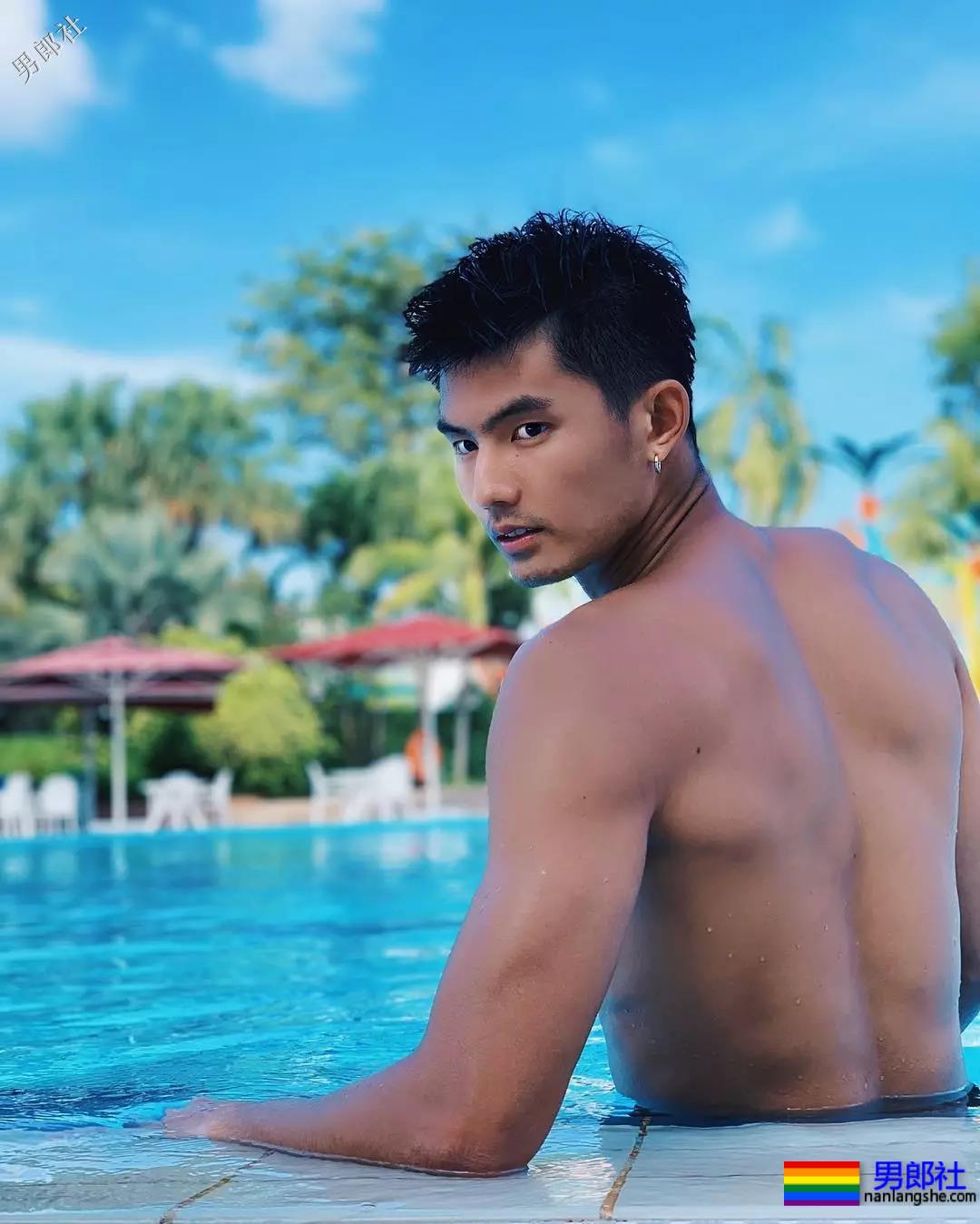 184体育生神似宁泽涛，腱子肉大长腿紧身裤，还是那个味！ - 51虹马