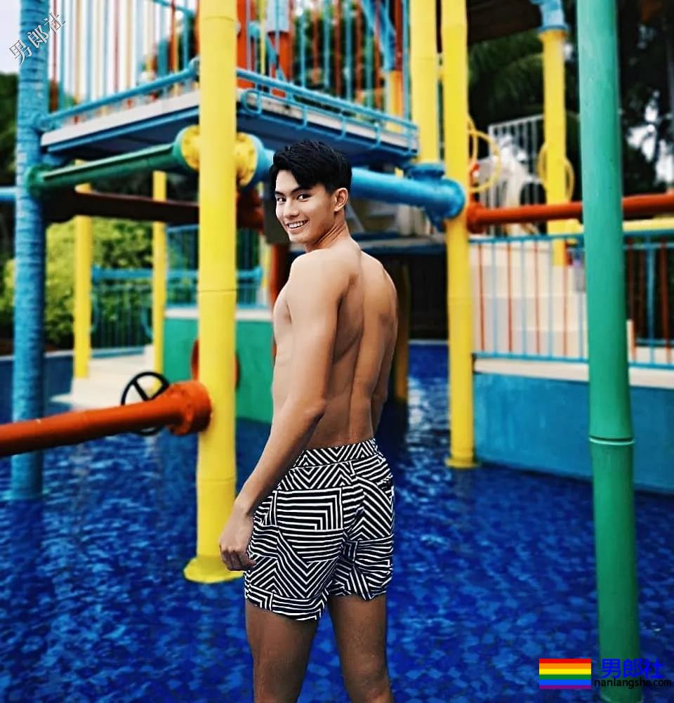 184体育生神似宁泽涛，腱子肉大长腿紧身裤，还是那个味！ - 51虹马