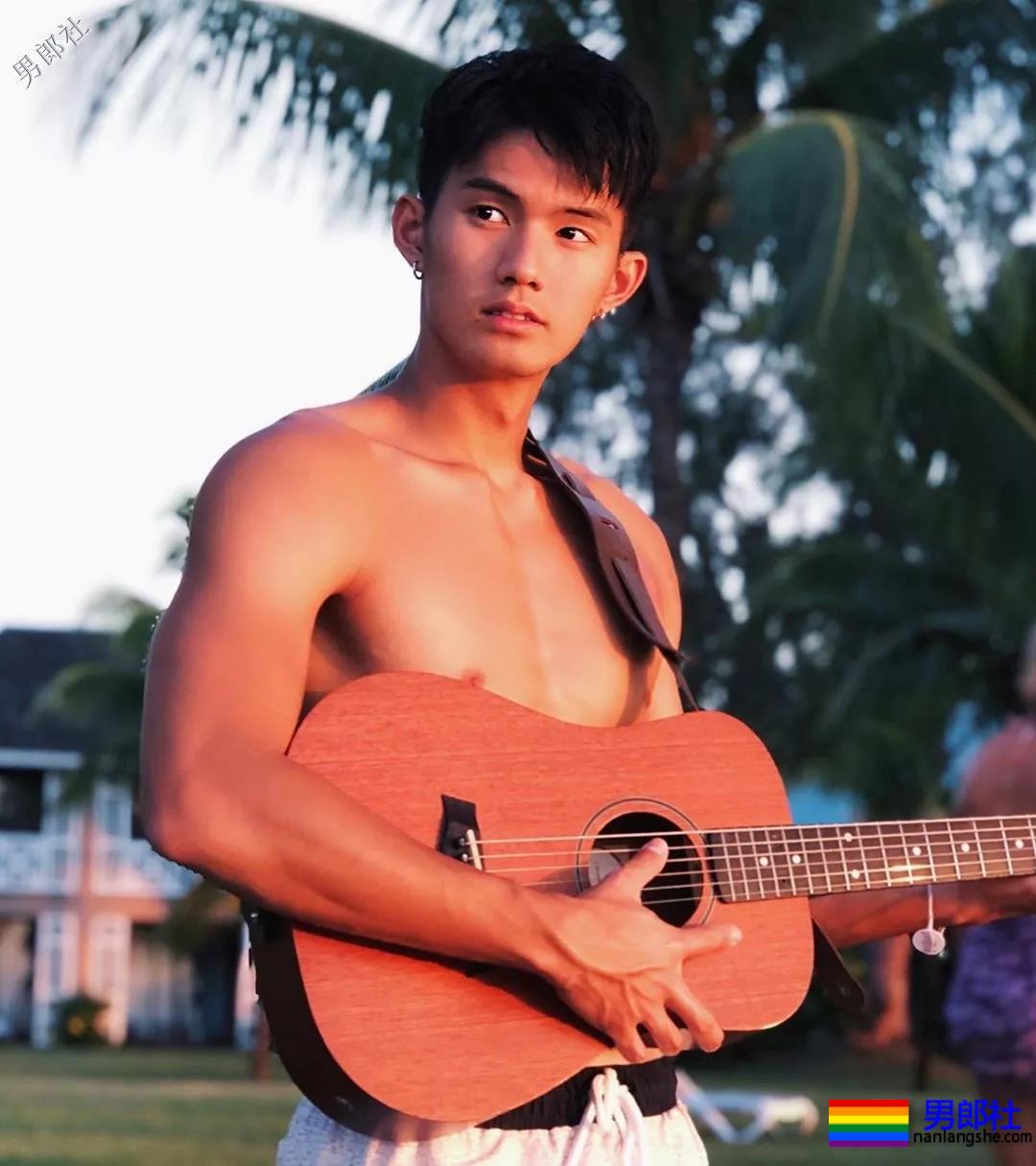 184体育生神似宁泽涛，腱子肉大长腿紧身裤，还是那个味！ - 51虹马