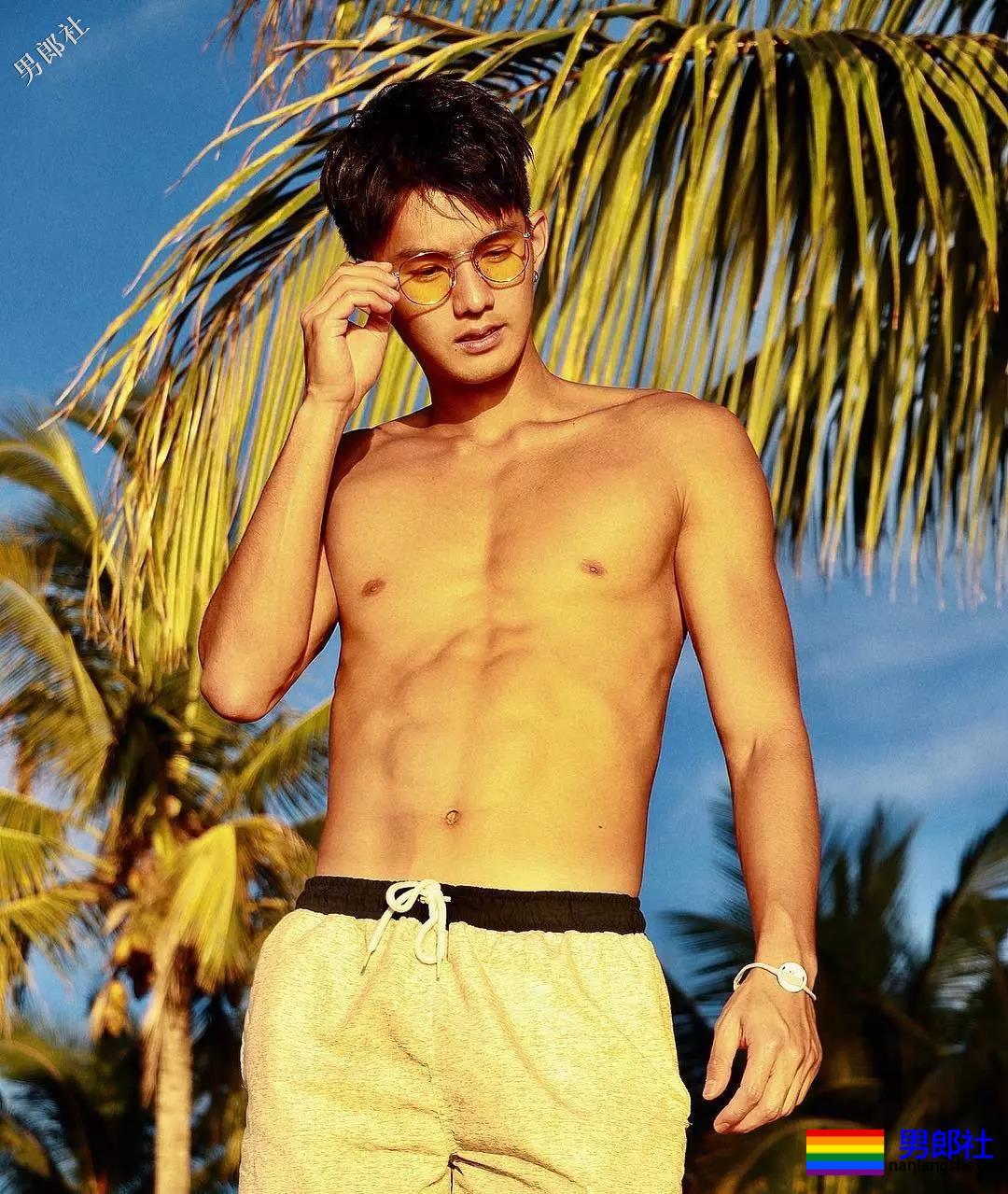 184体育生神似宁泽涛，腱子肉大长腿紧身裤，还是那个味！ - 51虹马