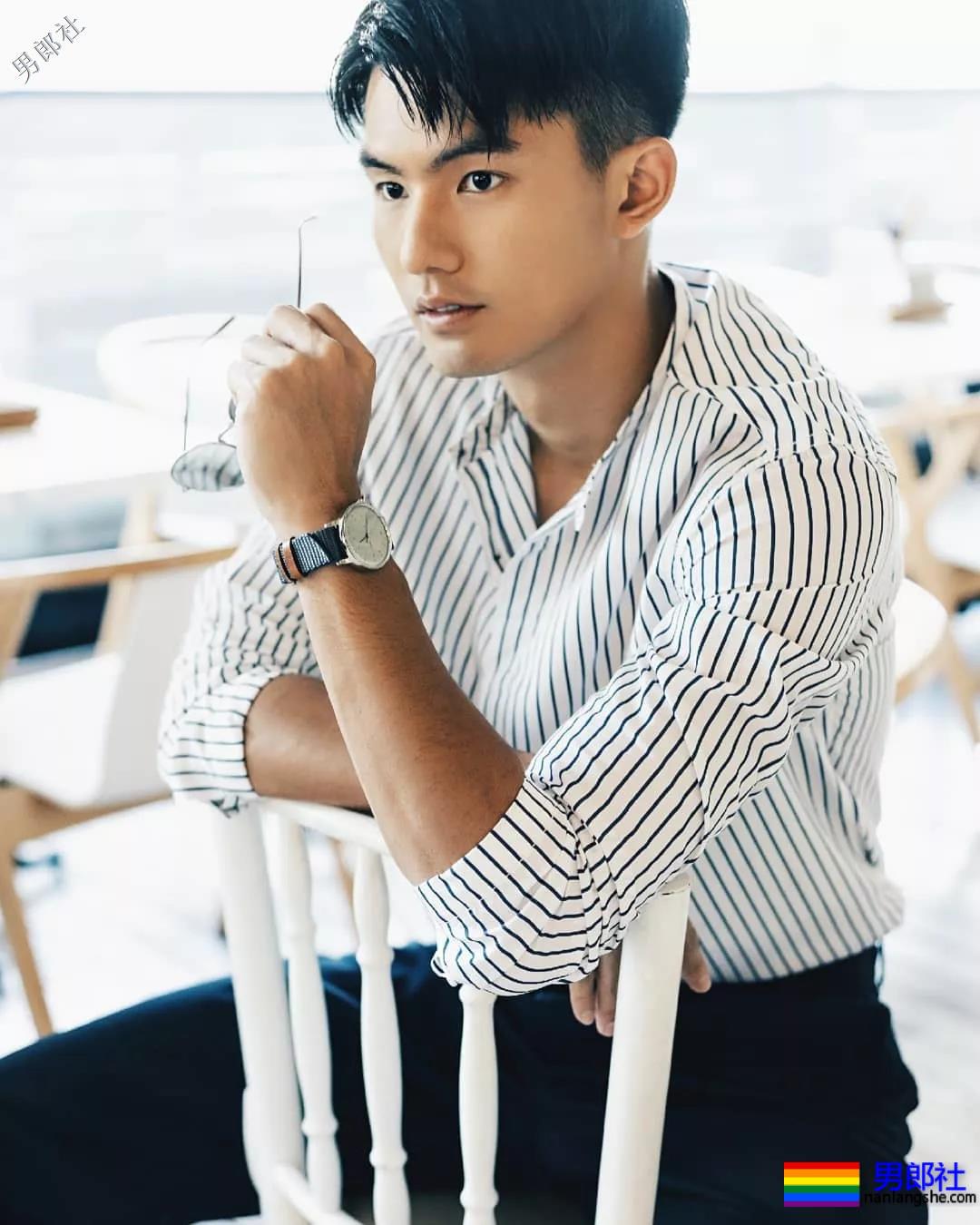 184体育生神似宁泽涛，腱子肉大长腿紧身裤，还是那个味！ - 51虹马