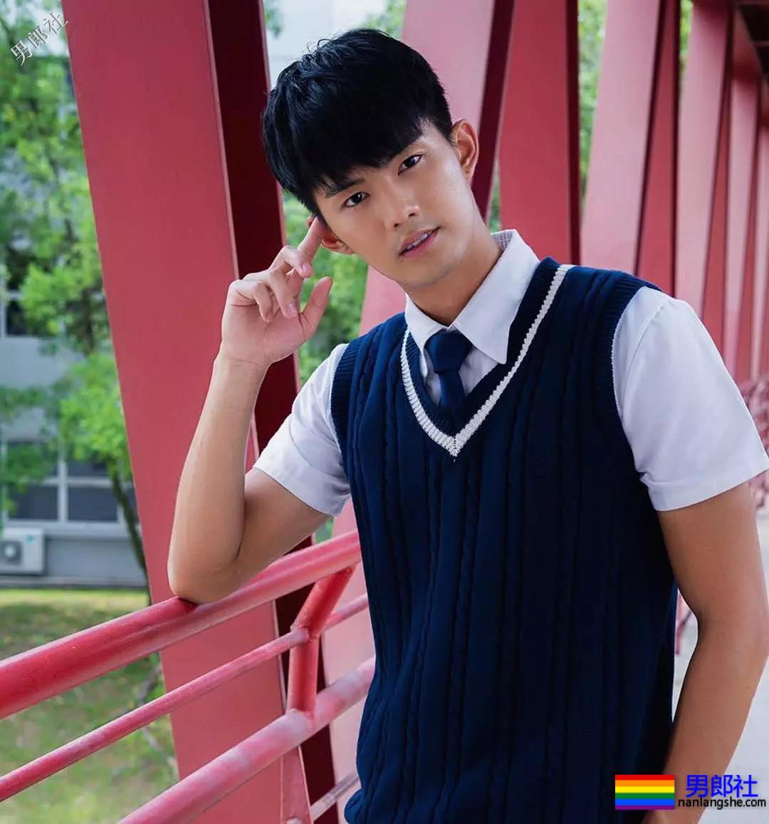 184体育生神似宁泽涛，腱子肉大长腿紧身裤，还是那个味！ - 51虹马