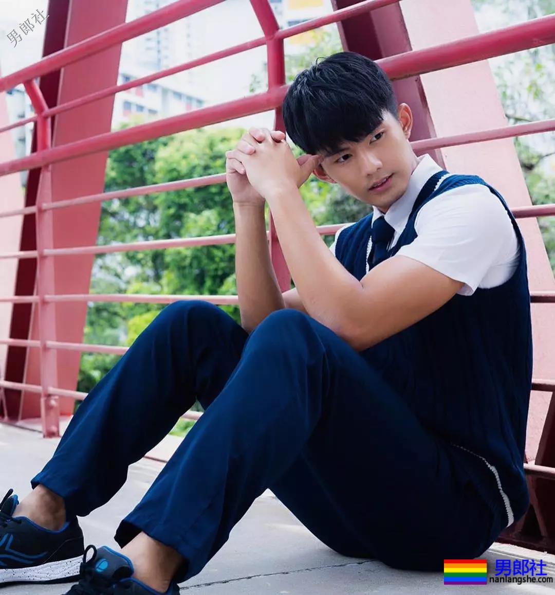 184体育生神似宁泽涛，腱子肉大长腿紧身裤，还是那个味！ - 51虹马