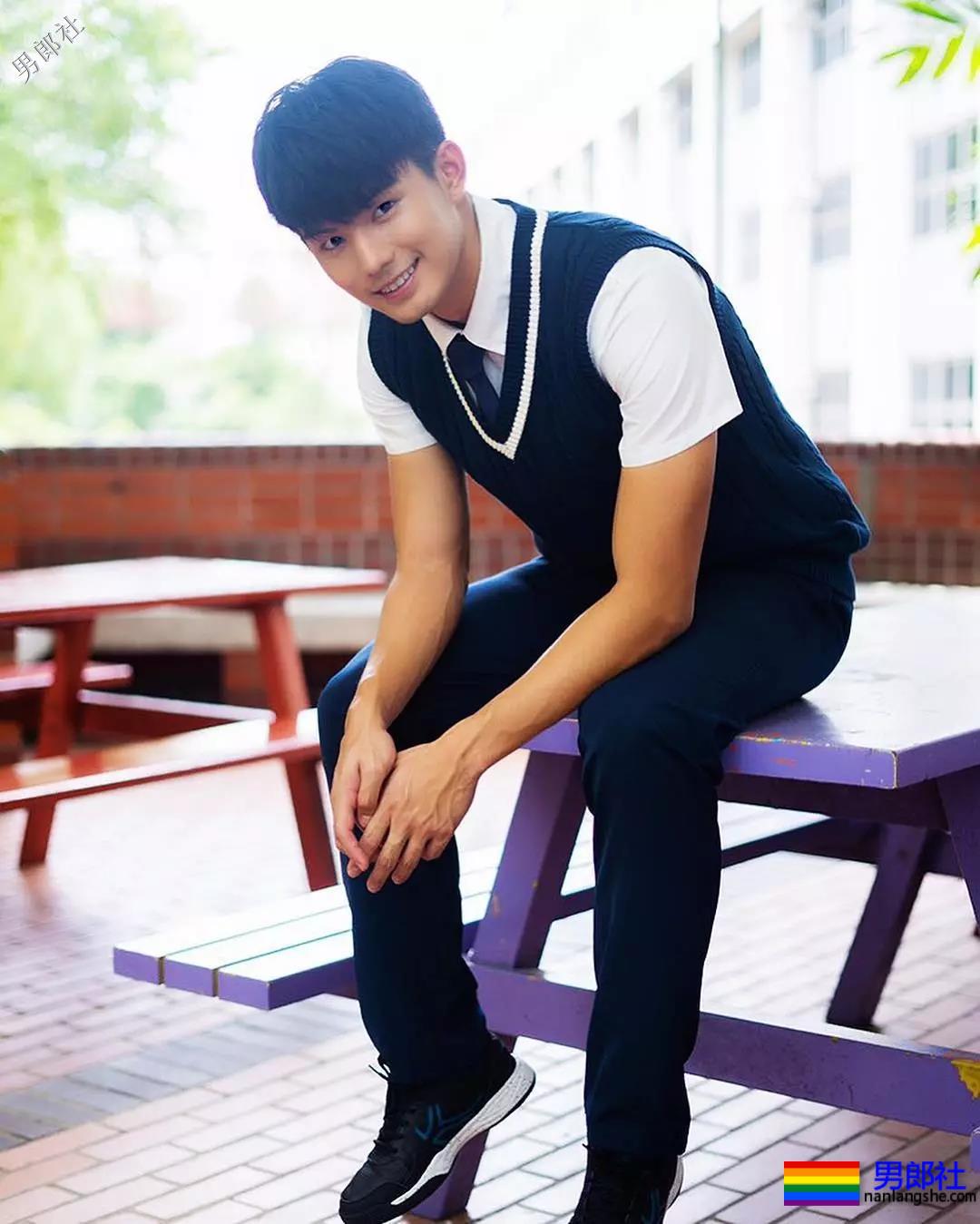 184体育生神似宁泽涛，腱子肉大长腿紧身裤，还是那个味！ - 51虹马