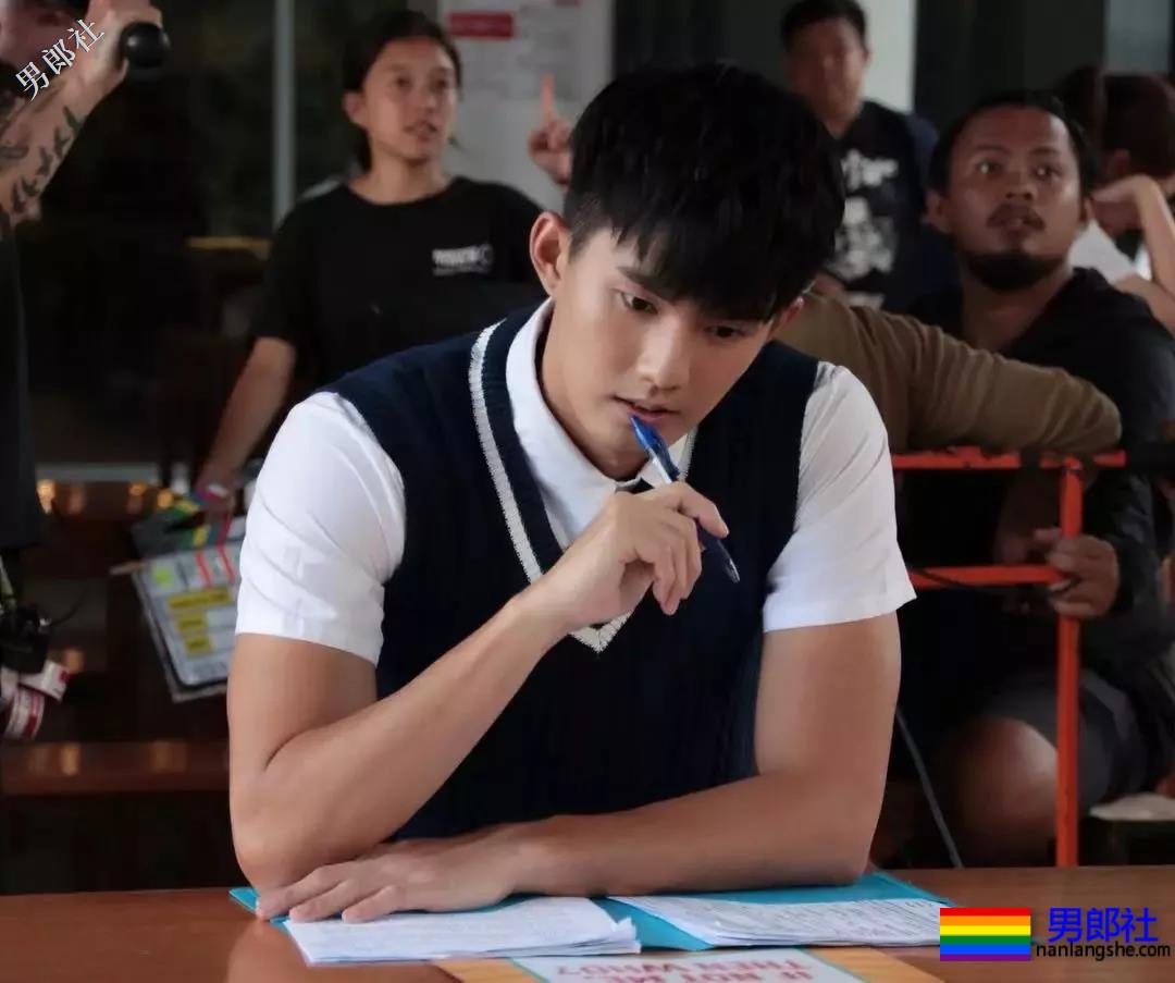 184体育生神似宁泽涛，腱子肉大长腿紧身裤，还是那个味！ - 51虹马