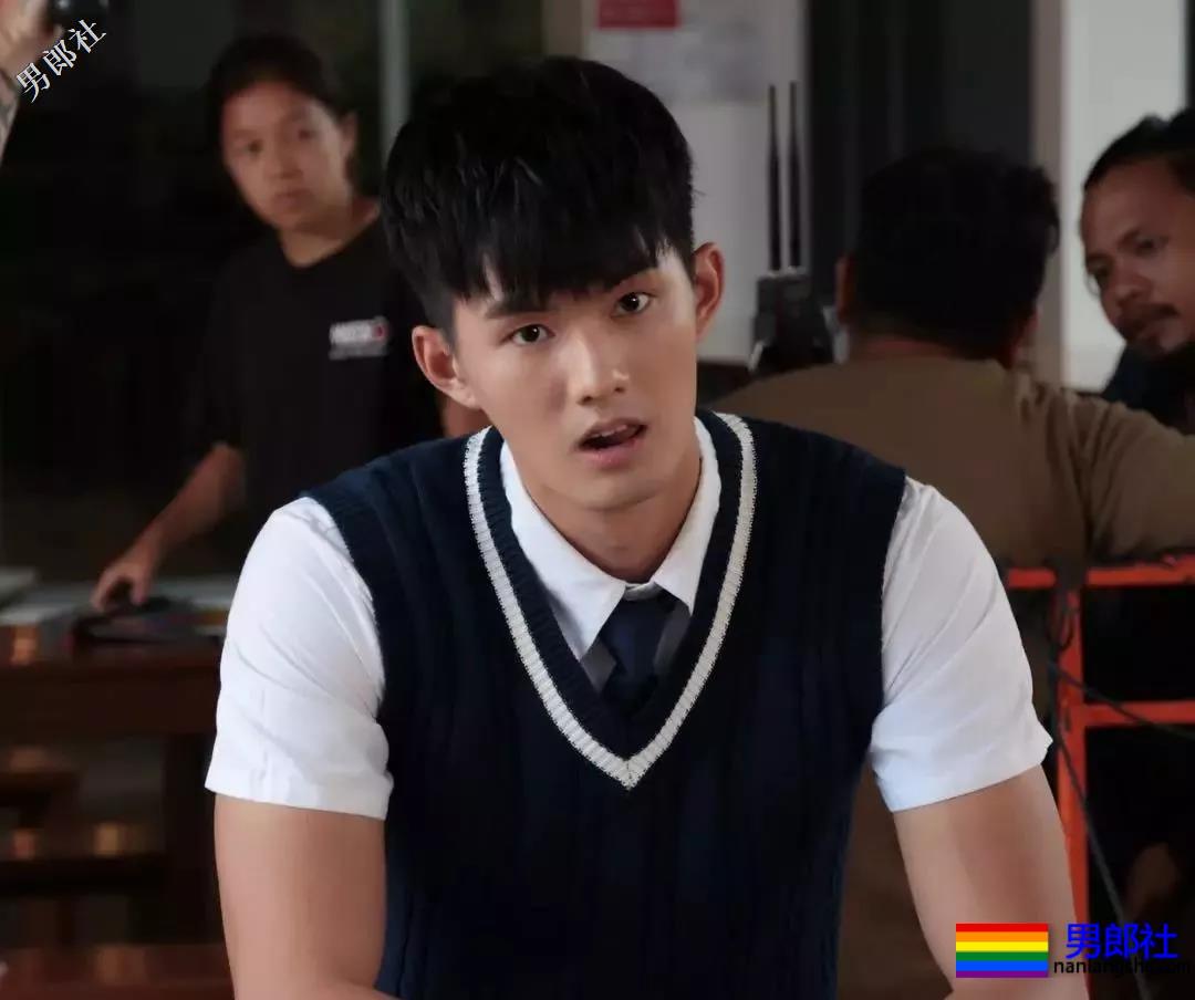 184体育生神似宁泽涛，腱子肉大长腿紧身裤，还是那个味！ - 51虹马