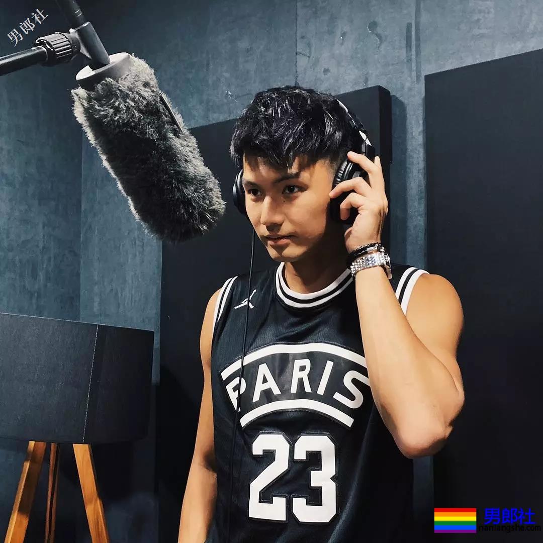 184体育生神似宁泽涛，腱子肉大长腿紧身裤，还是那个味！ - 51虹马