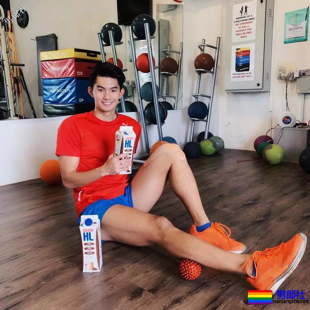 184体育生神似宁泽涛，腱子肉大长腿紧身裤，还是那个味！ - 51虹马