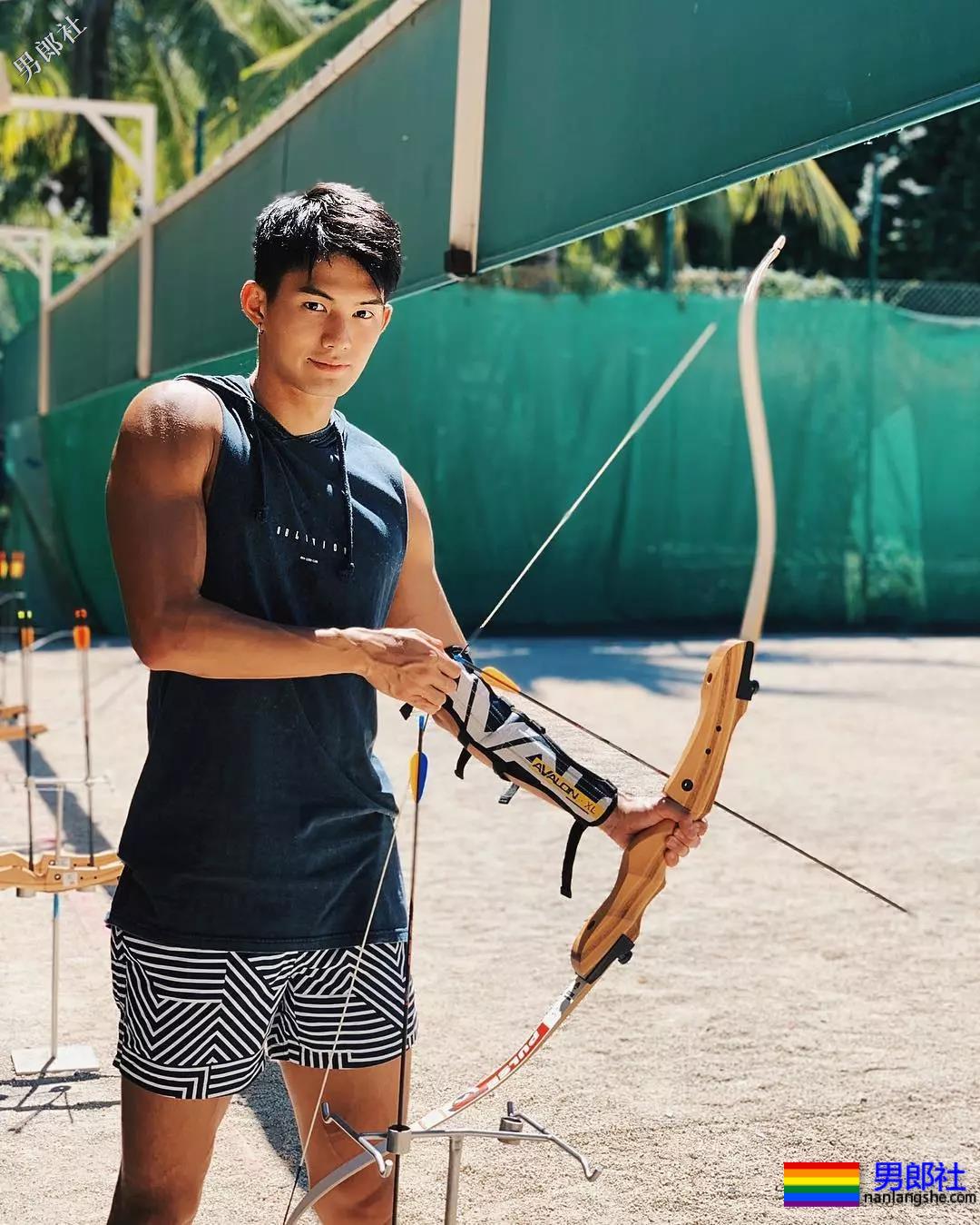 184体育生神似宁泽涛，腱子肉大长腿紧身裤，还是那个味！ - 51虹马