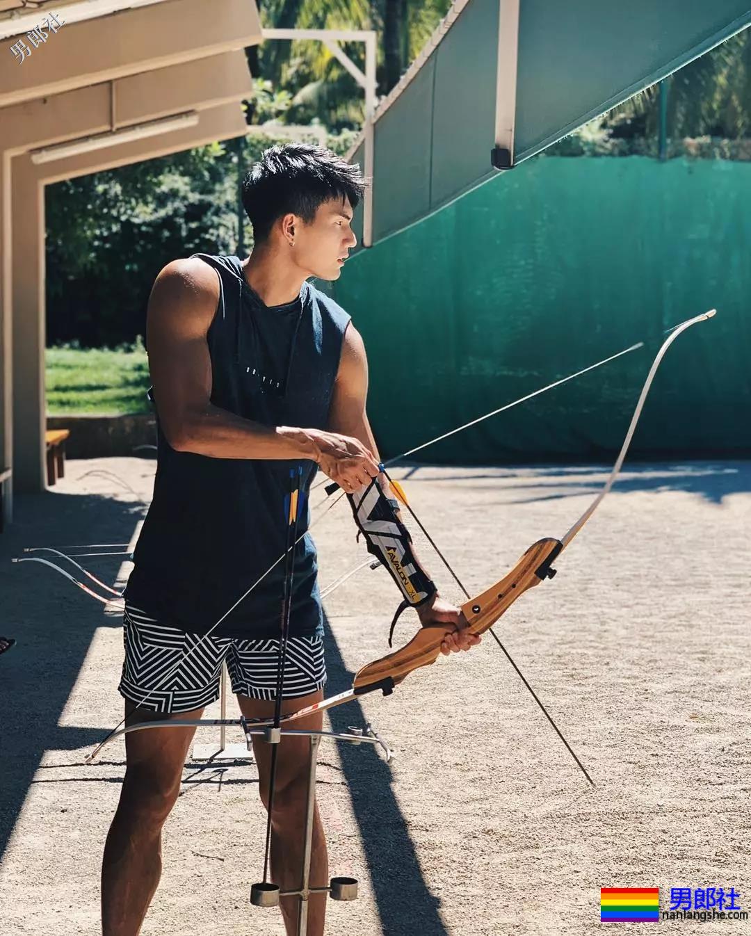 184体育生神似宁泽涛，腱子肉大长腿紧身裤，还是那个味！ - 51虹马