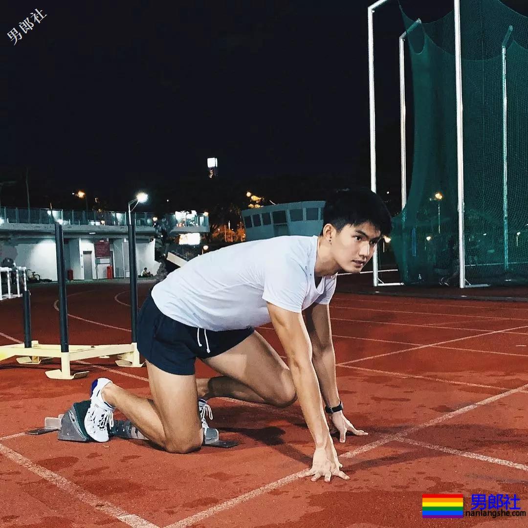 184体育生神似宁泽涛，腱子肉大长腿紧身裤，还是那个味！ - 51虹马