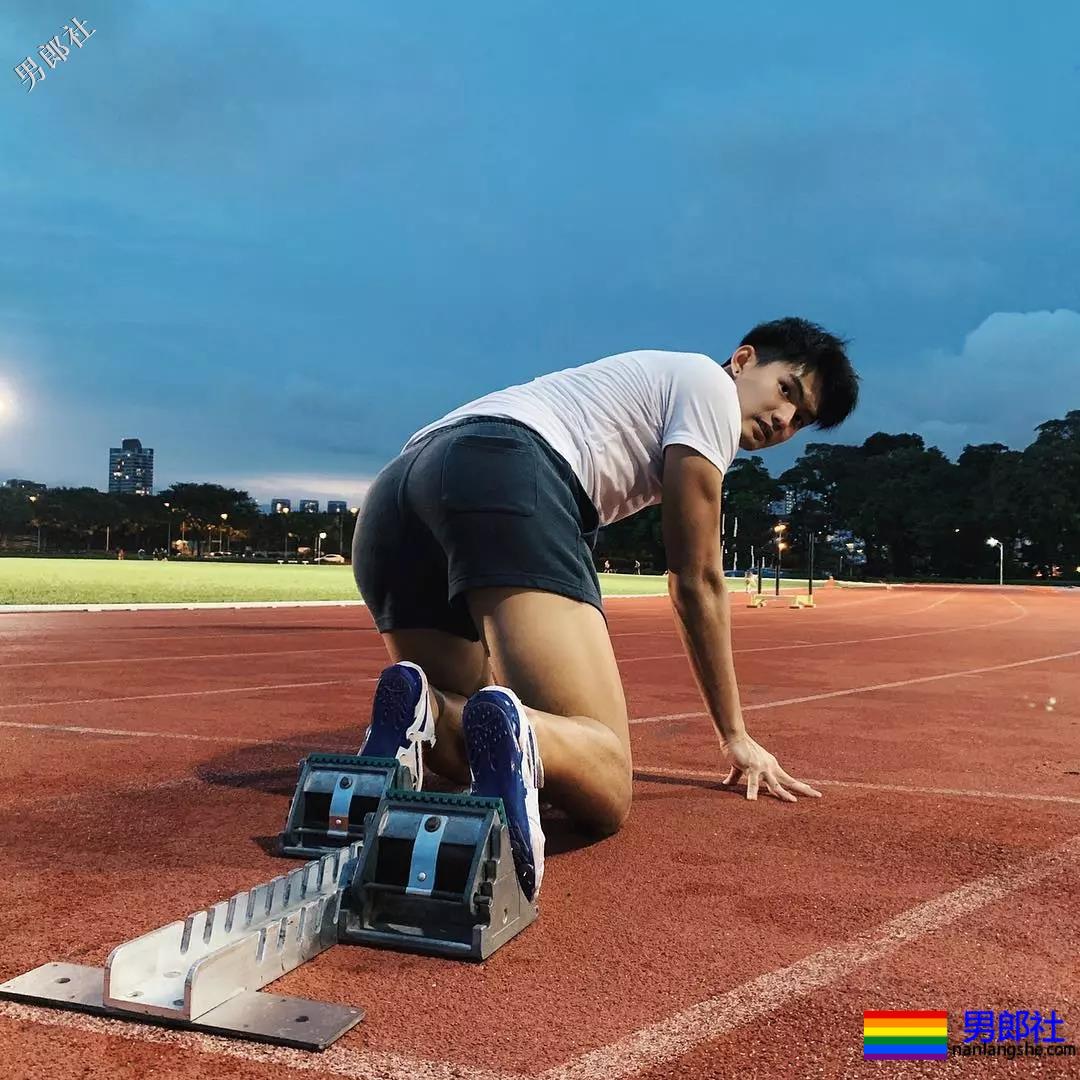 184体育生神似宁泽涛，腱子肉大长腿紧身裤，还是那个味！ - 51虹马