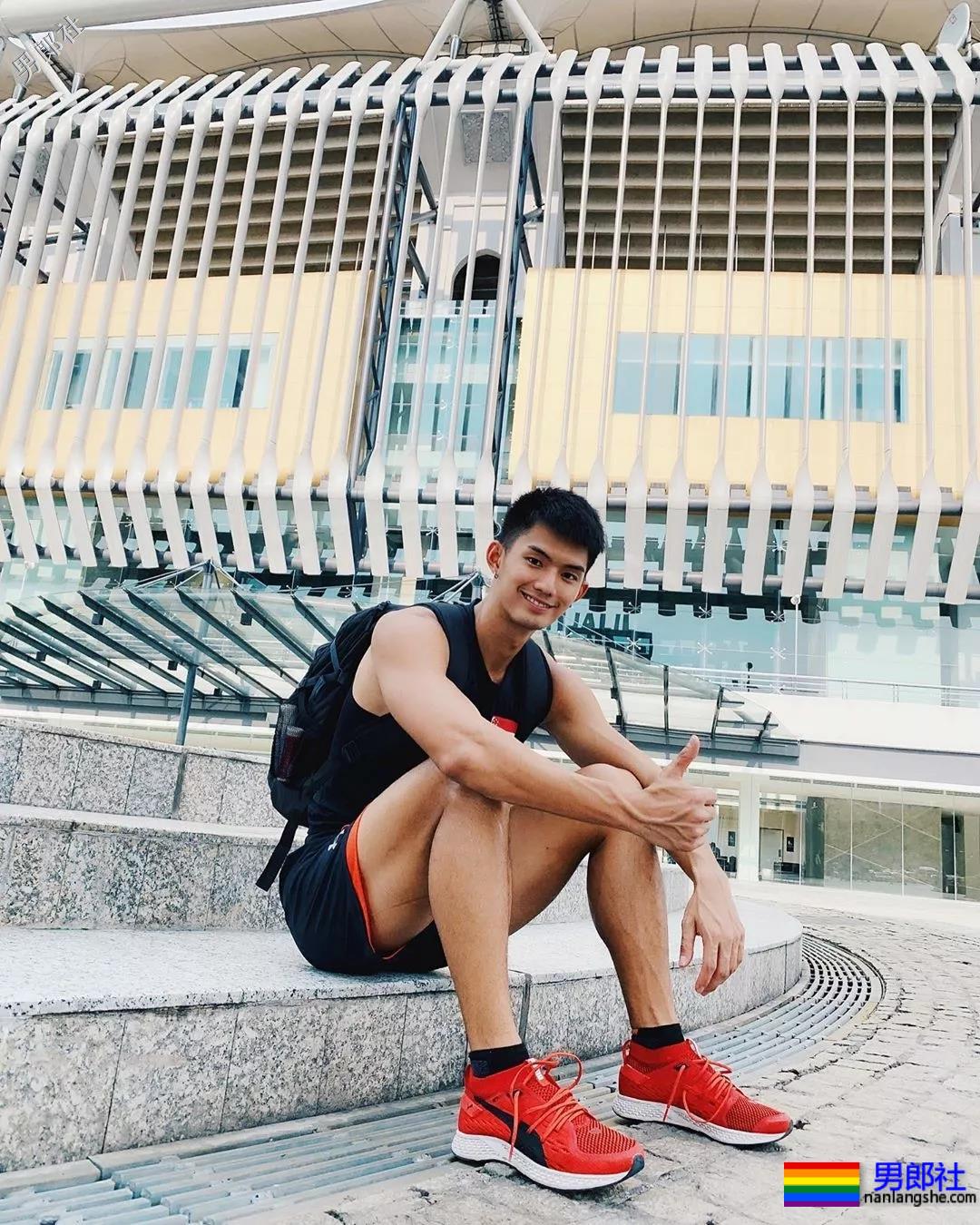 184体育生神似宁泽涛，腱子肉大长腿紧身裤，还是那个味！ - 51虹马