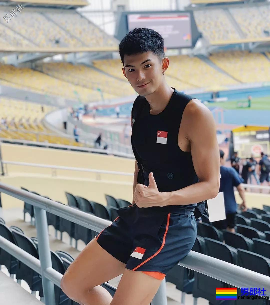 184体育生神似宁泽涛，腱子肉大长腿紧身裤，还是那个味！ - 51虹马