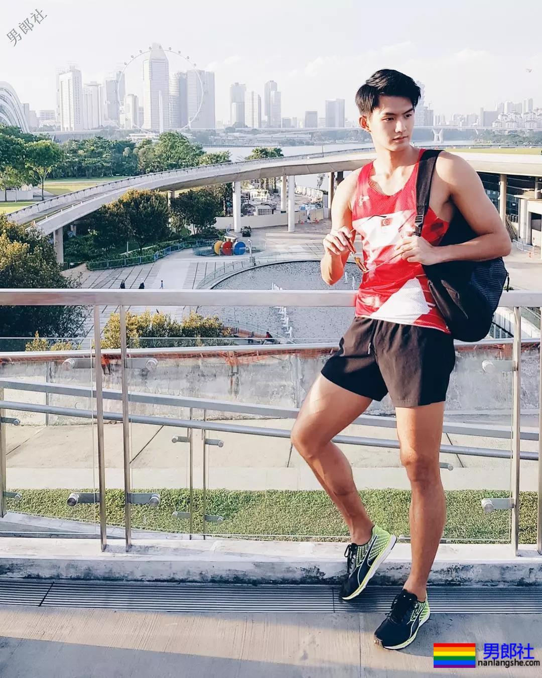 184体育生神似宁泽涛，腱子肉大长腿紧身裤，还是那个味！ - 51虹马