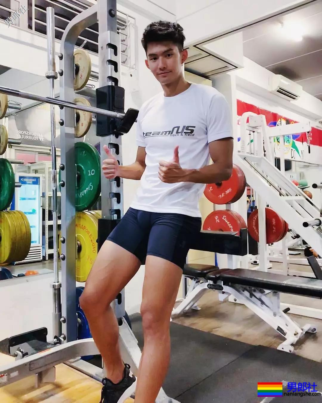 184体育生神似宁泽涛，腱子肉大长腿紧身裤，还是那个味！ - 51虹马