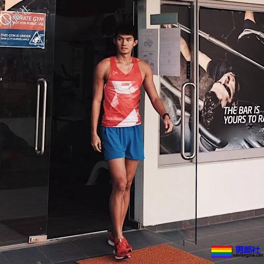 184体育生神似宁泽涛，腱子肉大长腿紧身裤，还是那个味！ - 51虹马