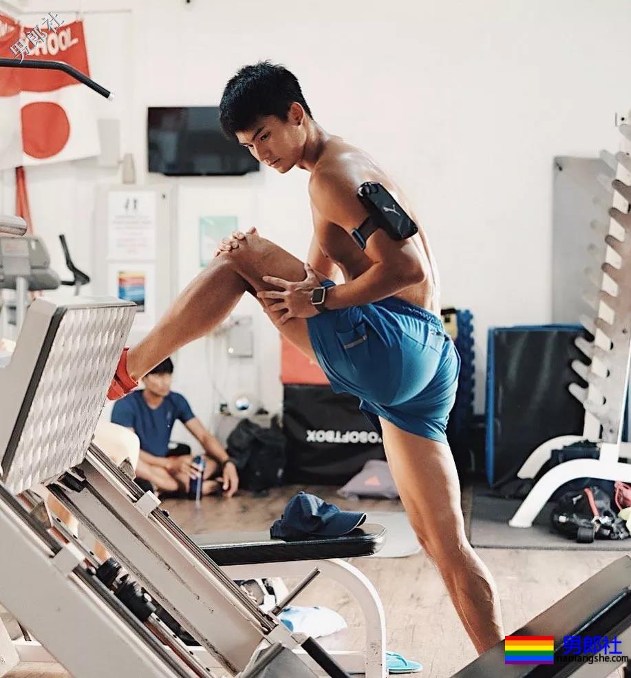 184体育生神似宁泽涛，腱子肉大长腿紧身裤，还是那个味！ - 51虹马