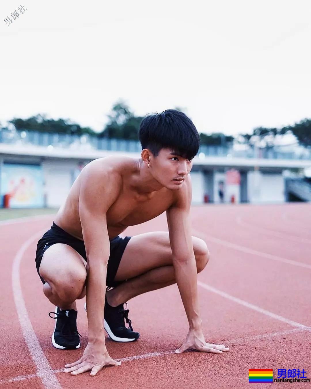 184体育生神似宁泽涛，腱子肉大长腿紧身裤，还是那个味！ - 51虹马