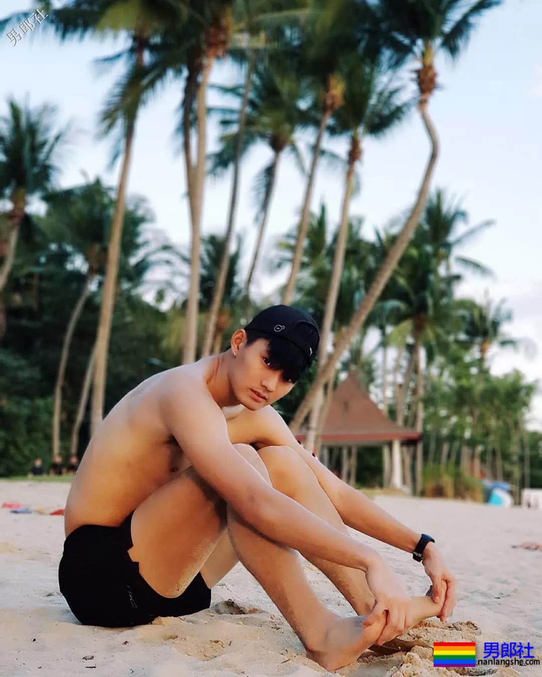 184体育生神似宁泽涛，腱子肉大长腿紧身裤，还是那个味！ - 51虹马