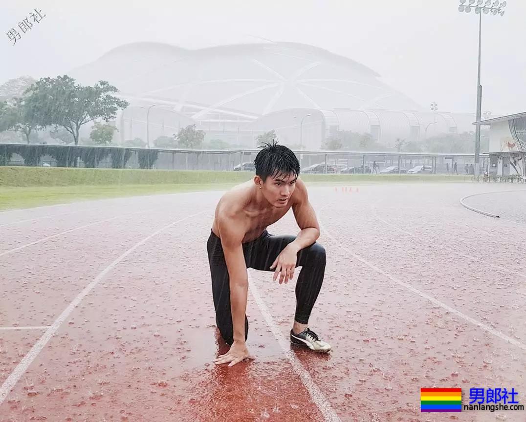 184体育生神似宁泽涛，腱子肉大长腿紧身裤，还是那个味！ - 51虹马