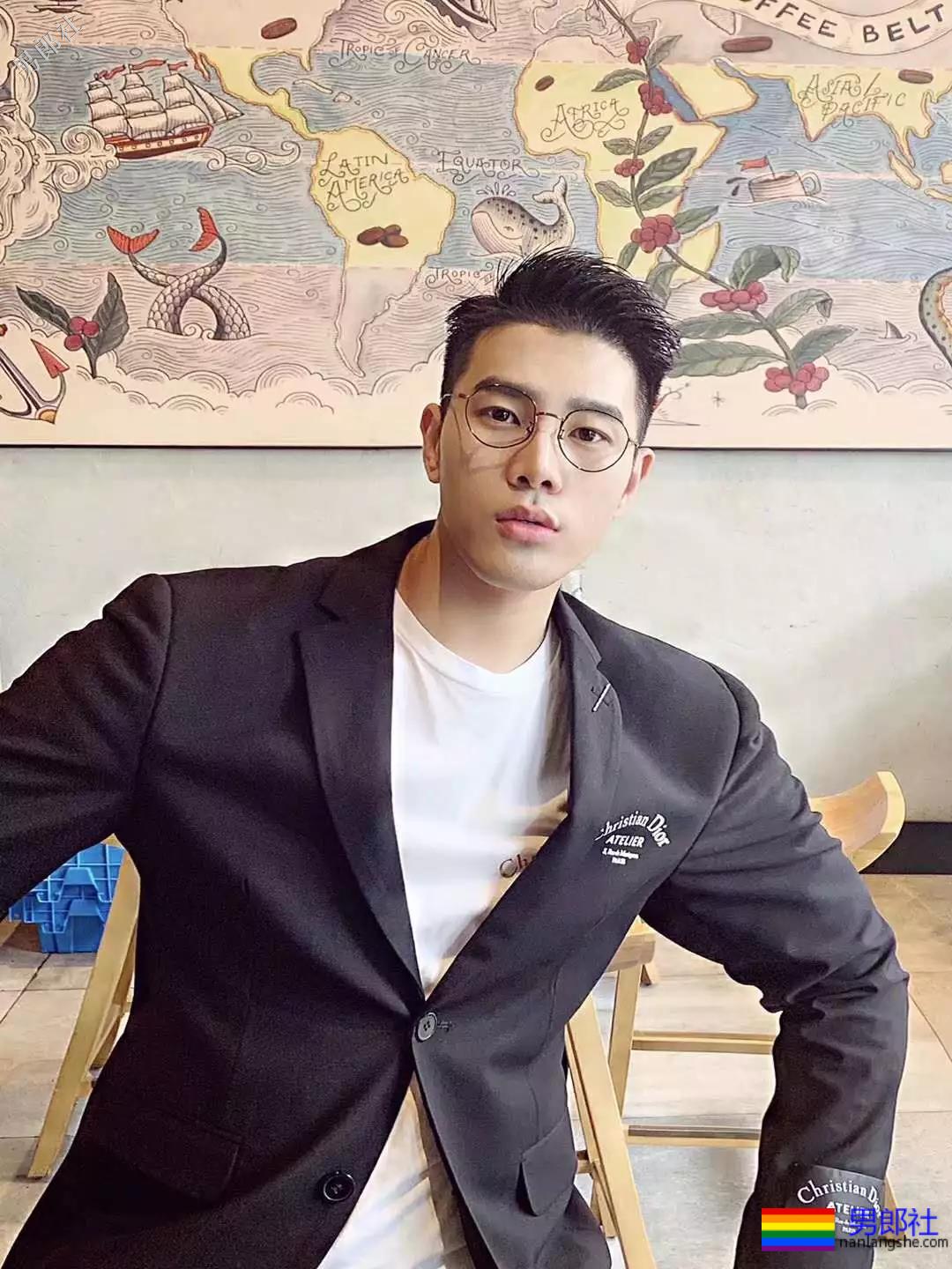 这么帅的男教师，想让他单独辅导吗？ - 51虹马