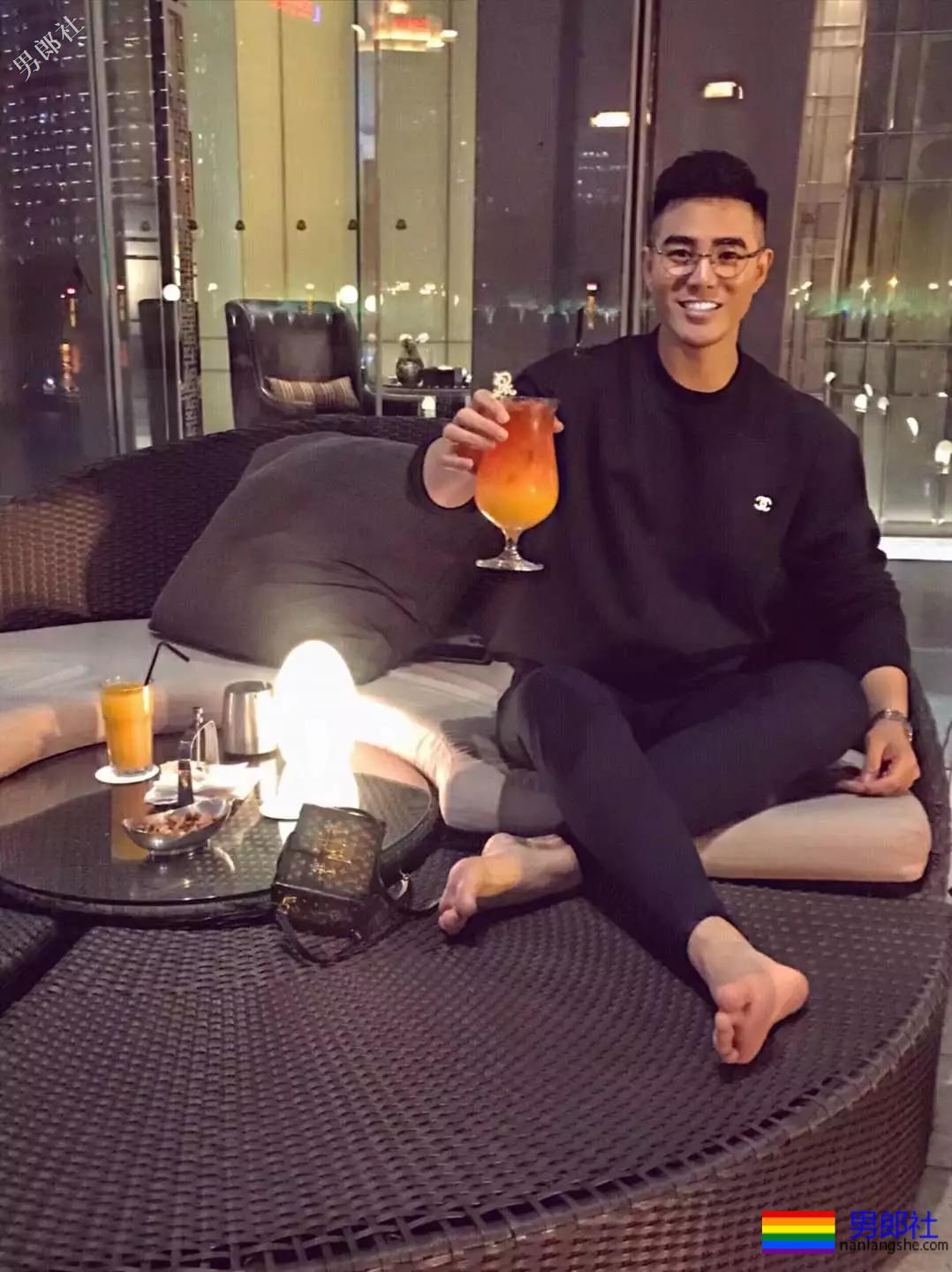 这么帅的男教师，想让他单独辅导吗？ - 51虹马