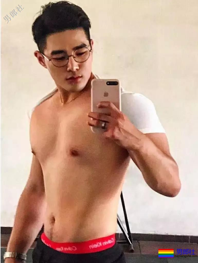 这么帅的男教师，想让他单独辅导吗？ - 51虹马