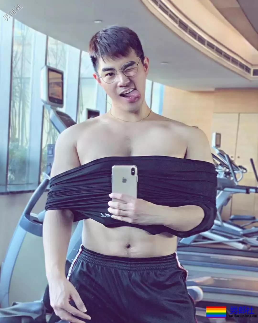 这么帅的男教师，想让他单独辅导吗？ - 51虹马