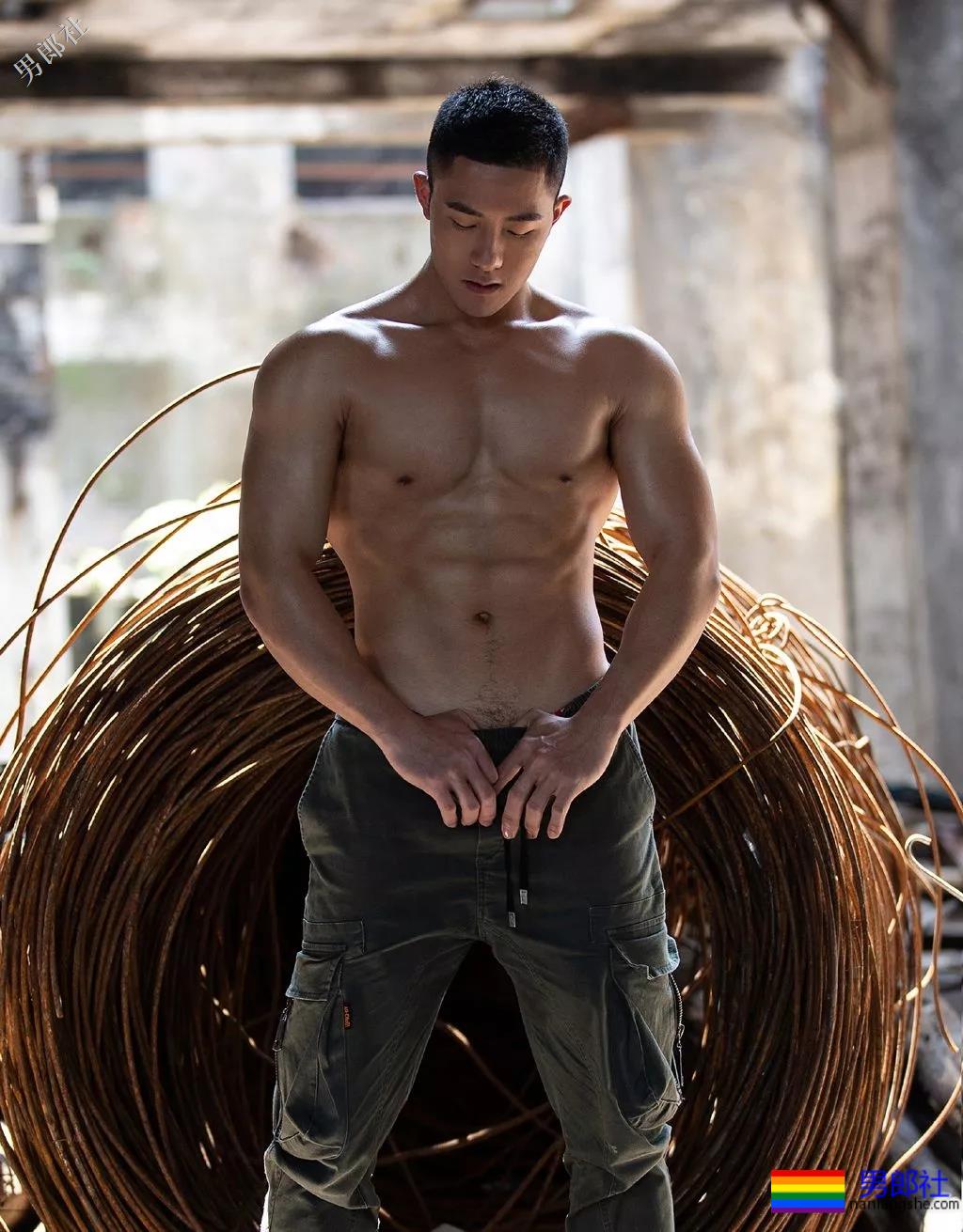 废墟里的肌肉男，带回家会是什么样的？-51虹马