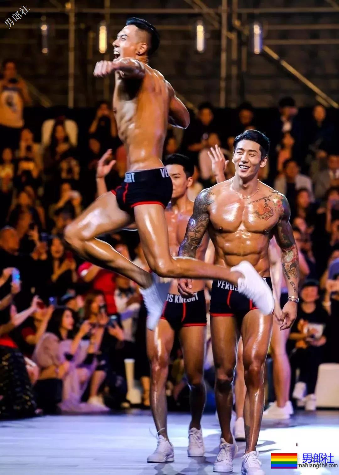百男大秀又开始，肌肉男全部内裤出镜，画面太刺激了！ - 51虹马