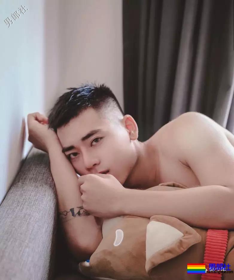 这位男模的X视频你肯定看过 - 51虹马