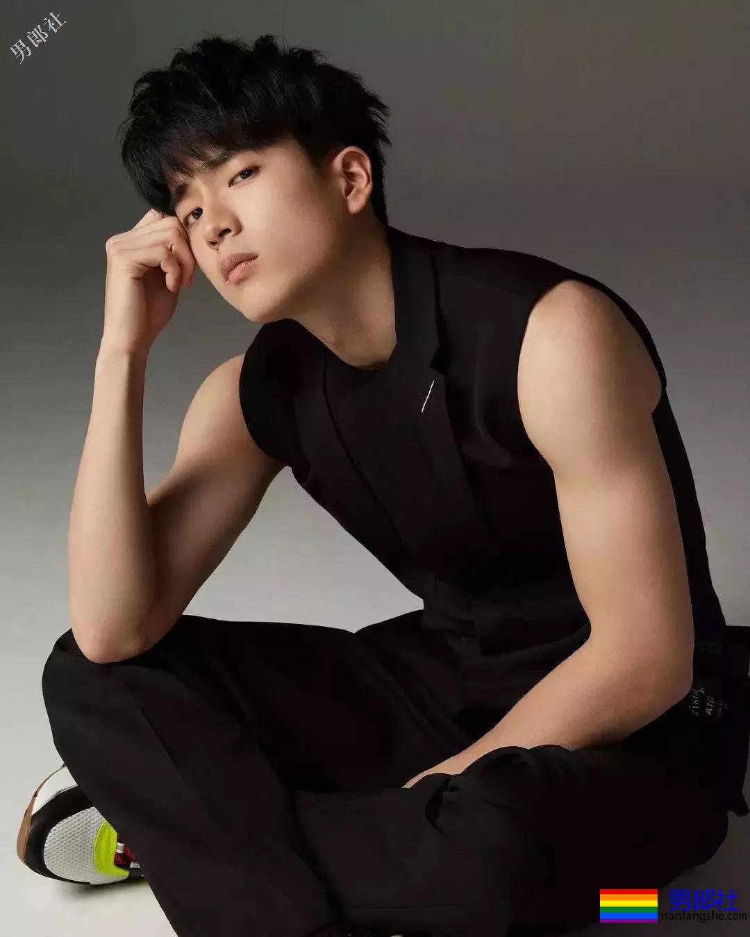 《强风吹拂》CP写真强行卖腐！除了邢昭林和P鹅，这个鲜嫩少年也很好看！ - 51虹马