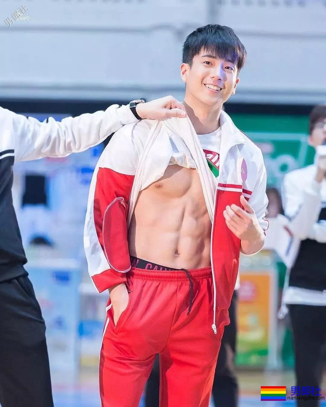 《强风吹拂》CP写真强行卖腐！除了邢昭林和P鹅，这个鲜嫩少年也很好看！ - 51虹马