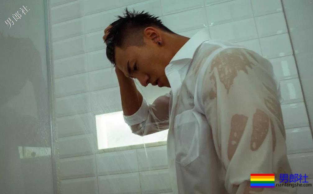 被刘姥姥相中的大胸肌体育生！ - 51虹马