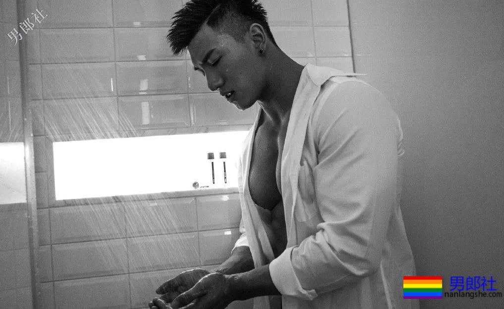 被刘姥姥相中的大胸肌体育生！ - 51虹马