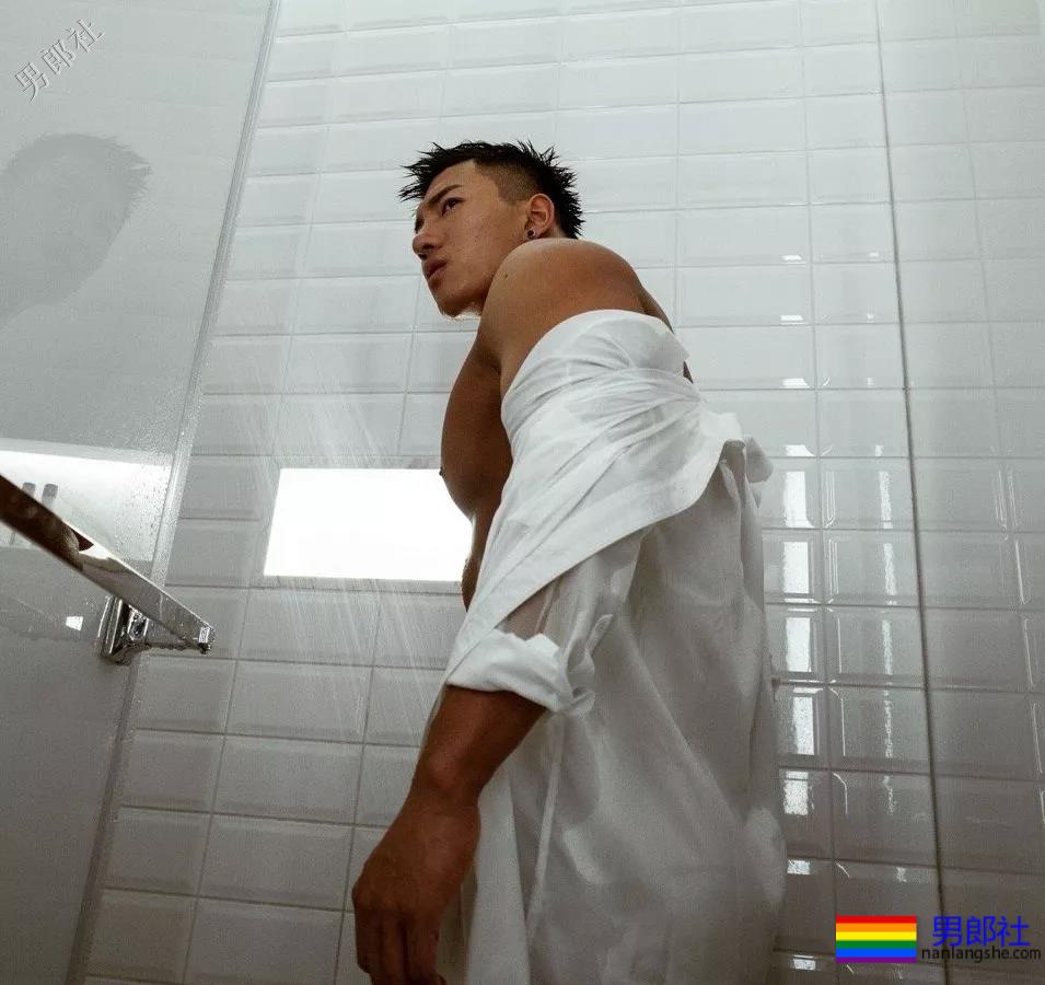 被刘姥姥相中的大胸肌体育生！ - 51虹马