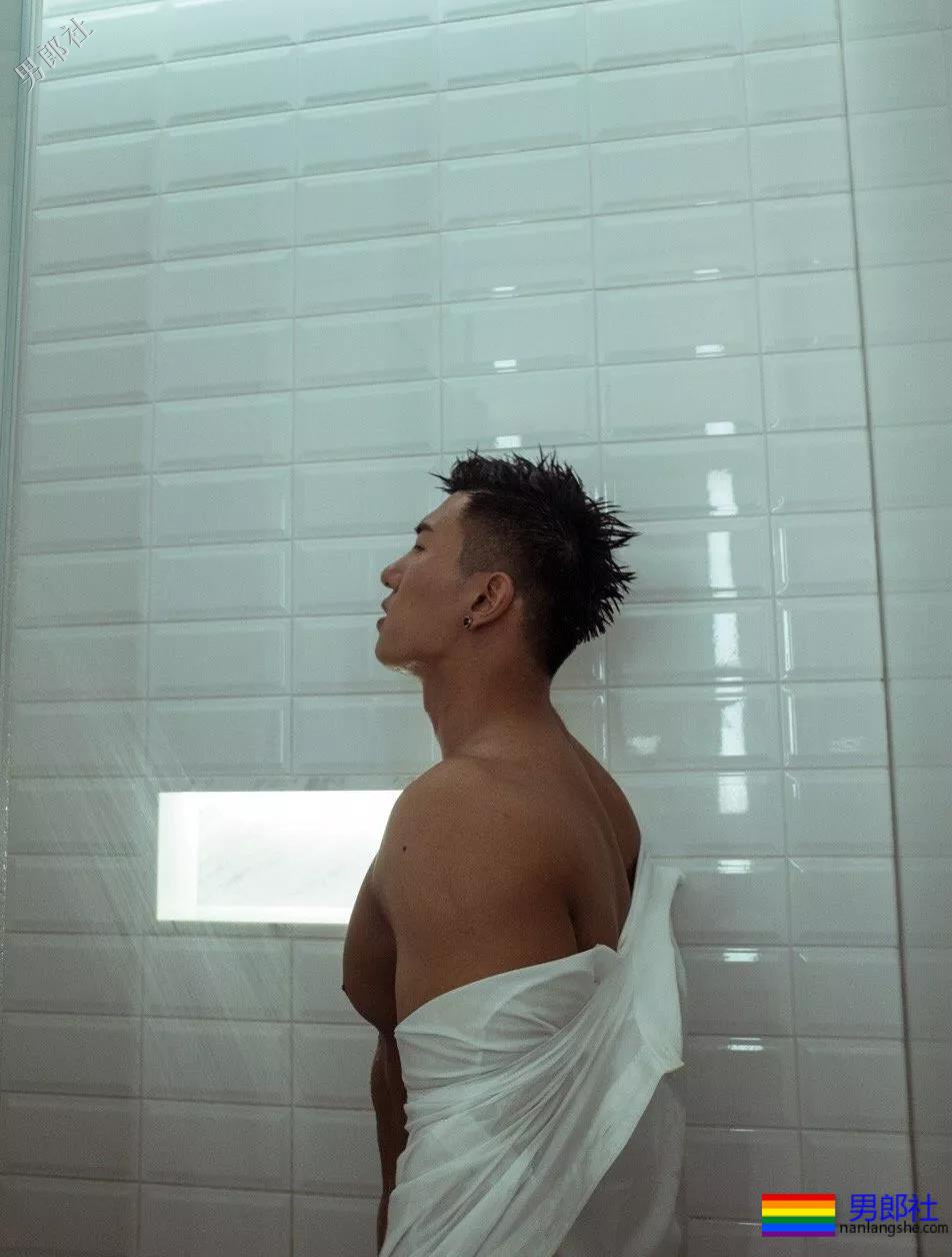 被刘姥姥相中的大胸肌体育生！ - 51虹马