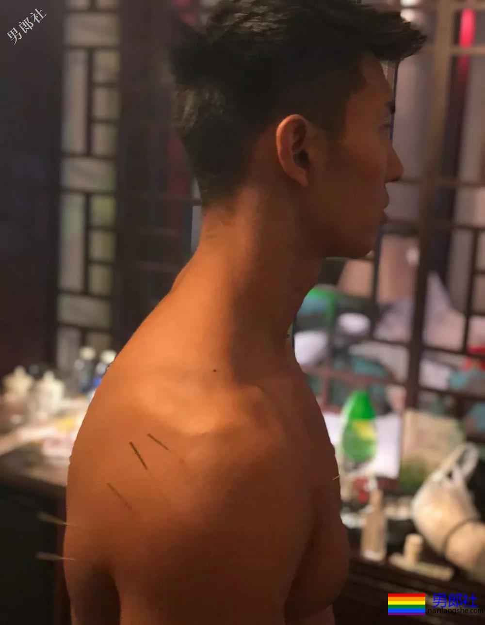 被刘姥姥相中的大胸肌体育生！ - 51虹马