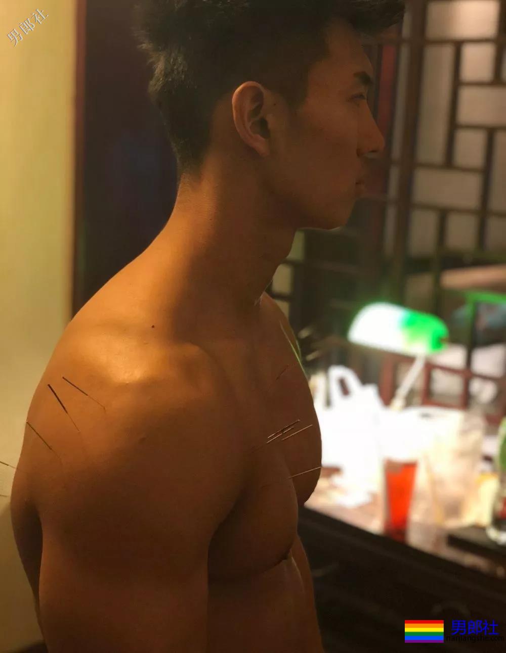 被刘姥姥相中的大胸肌体育生！ - 51虹马