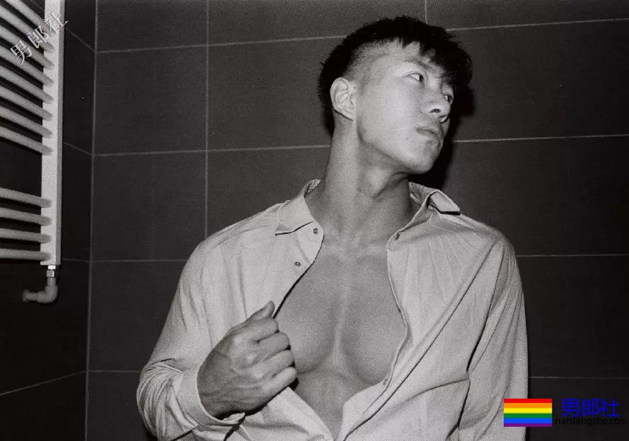 被刘姥姥相中的大胸肌体育生！ - 51虹马