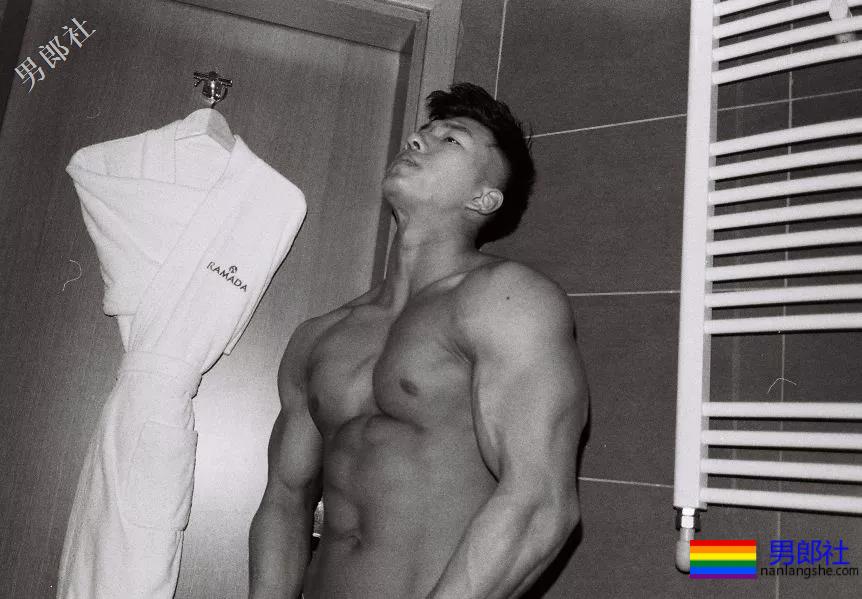 被刘姥姥相中的大胸肌体育生！ - 51虹马