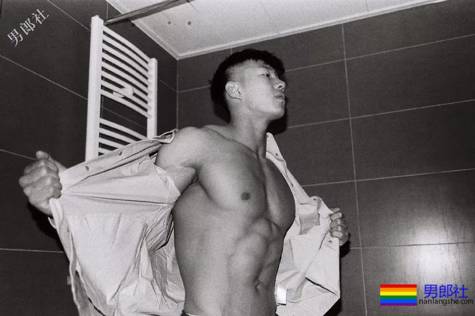 被刘姥姥相中的大胸肌体育生！ - 51虹马